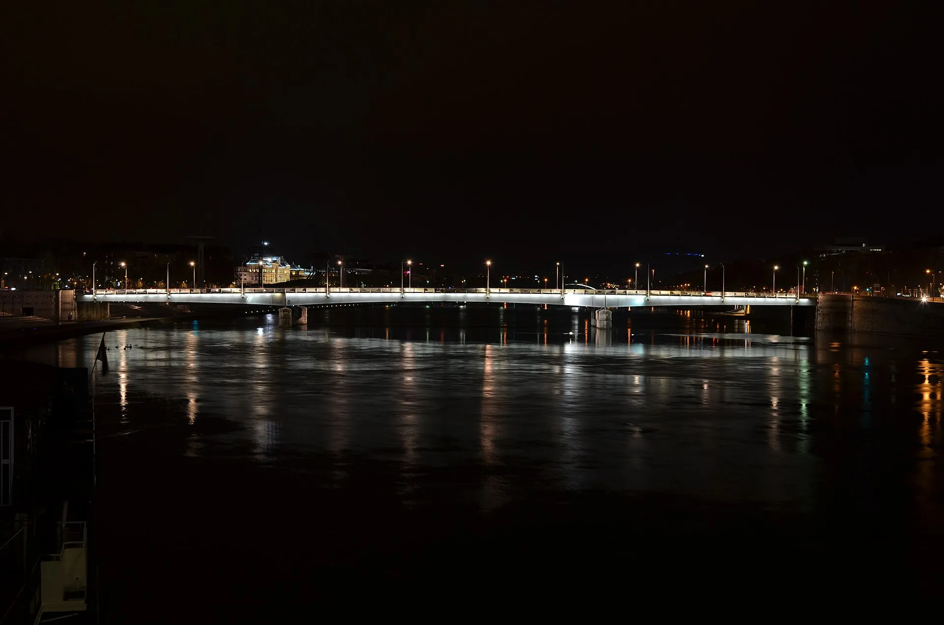 Circulation sur un pont de Lyon, au-dessus du Rhône